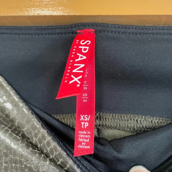 SPANX High Waisted Faux Leather Croc Shine Leggings - Dark Olive Green - BNWT - Picture 8 of 11